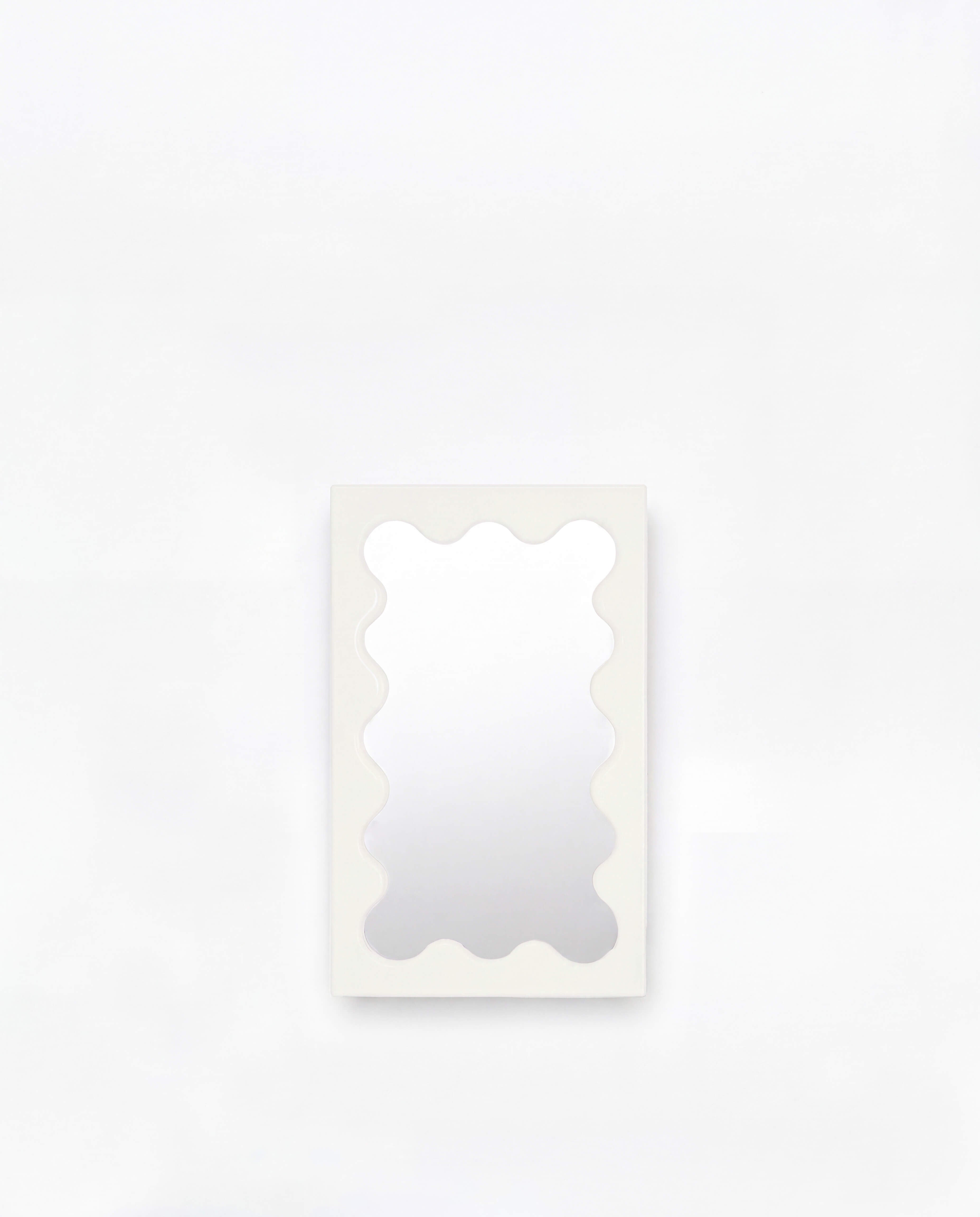 Curvy Mirror Micro Cream packshot